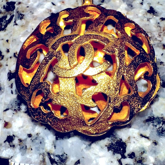 CHANEL Gold-Plated CC Necklace Pendant Authenticated Season 25, 1980’s - Picture 1 of 9